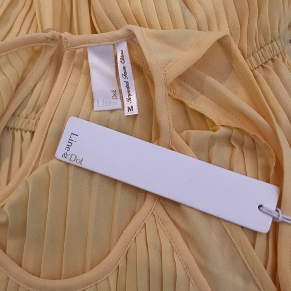 Line and Dot Sleeveless Yellow Pleated top size medium new with tags - Picture 7 of 7